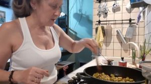 Шале и розы в горах Италии. Сбор трав, вареники с вишней.