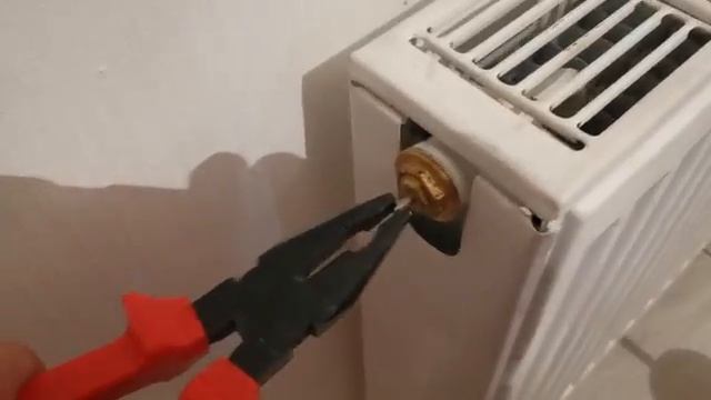 Как СНЯТЬ ТЕРМОГОЛОВКУ с радиатора, как ПОМЕНЯТЬ ТЕРМОГОЛОВКУ смотреть онлайн