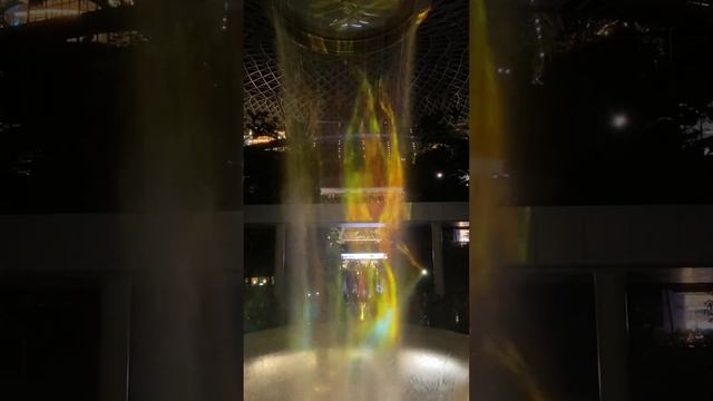 HSBC Rain Vortex Light & Sound Show #singapore #sglife #waterfall  #jewelchangiairport