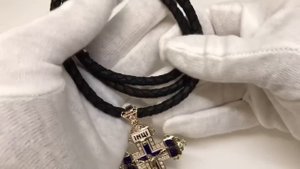 Золотой крест с бриллиантами 0,5 ct на кожаном шнурке.Ювелирные украшения из золота