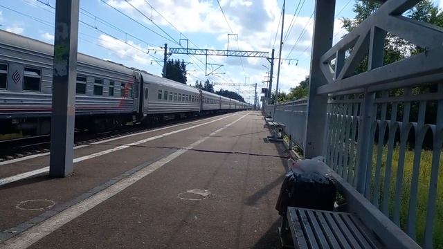 "Медленный": электровоз ЭП2К-241 с пассажирским поездом проследовал платформу Трубниково смотреть онлайн