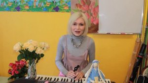 Казу, шейкер и синтезатор. Одновременная игра на трёх инструментах.