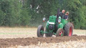 Трактора 1920-1930 годов, работающие на сырой нефти, пашут поле. Нефтяной двигатель.