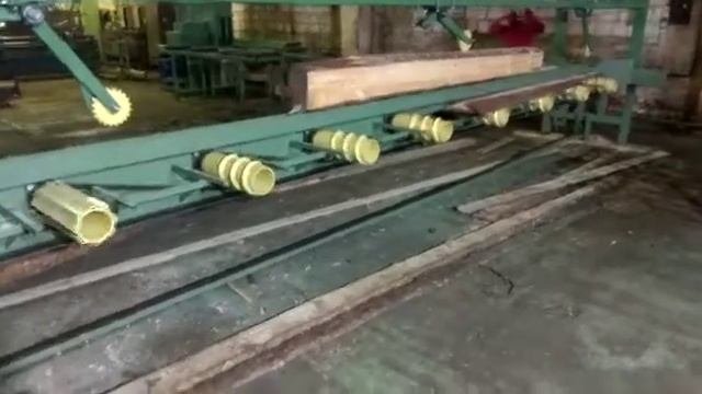 Рольганг со свичивающими роликами, брусоотделитель