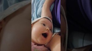 Ребёнок разговаривает в 1,5 месяца. Агукаем и агакаем)