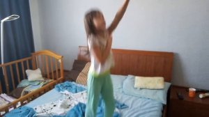 Даша прыгает на кровати высоко и с новыми движениями...