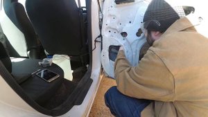 Задняя дверь Toyota Probox сверление отверстия для проводки.