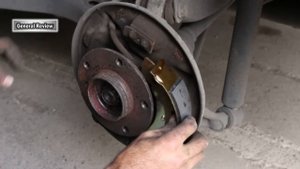 Замена задних барабанных тормозных колодок BMW E36. Brake replacement BMW