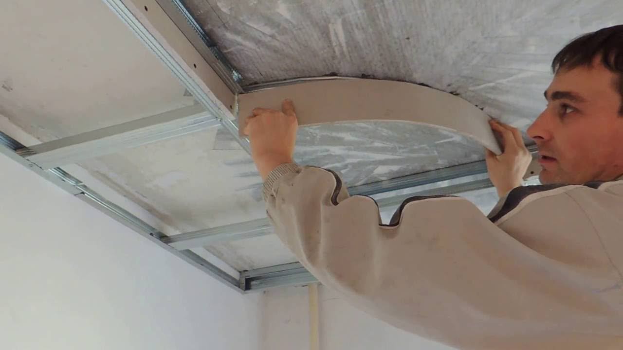 Как дешево сделать навесной потолок. Приспособление для монтажа осп на потолок. Чем сделать потолок самому. Деревянная вагонка на потолке. Чем сделать потолок самому.