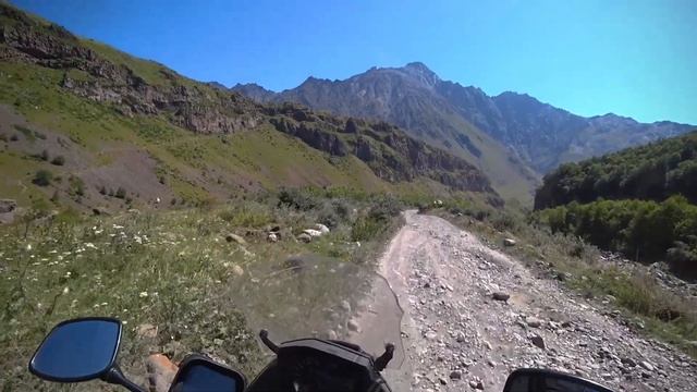 Троицкая церковь • Gergeti Trinity Church [Август 2022] смотреть онлайн