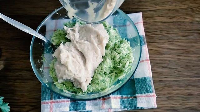 КАБАЧКОВЫЕ ОЛАДЬИ С КУРИЦЕЙ! Вкусно, просто, сытно... | Zucchini Pancakes with Chicken смотреть онлайн