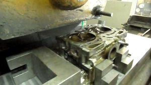 Шлифовка привалочной плоскости ГБЦ двигателя EJ-225