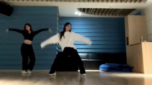 ITZY-Yeji and Chaeryeong- Tip Toe dance (mirrored)