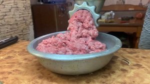 ПРОСТО кручу куриные шейки советской мясорубкой, РОФЛ ВИДЕО)) для тупых, это кошкам еда!!!!