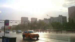 И дождь и солнце в городе. Футаж