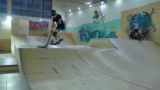 Тренировки по самокату в крытом скейт парке Москва Смольная 24А #крытыйскейтпарк #трюкинасамокате (1