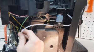 Замена переходника в кофемашине Philips EP 2020.