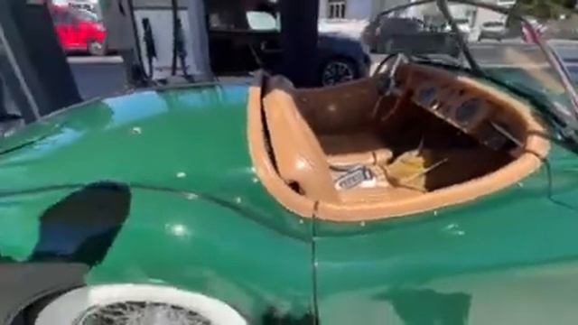 Ягуар, машина мимо которой нельзя пройти мимо.