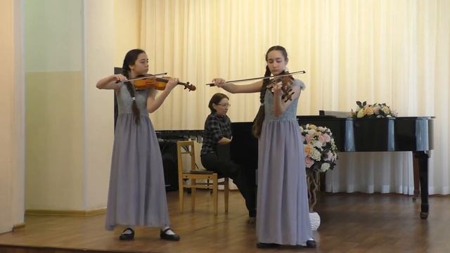 Скрипичный дуэт. София Алексеенко-Недышилова (14 лет), Вероника Алексеенко-Недышилова (12 лет).