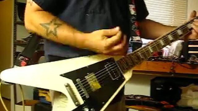 Mike Gee Kustoms USA Custom Shop 70's style Vintage White Flying V Relic смотреть онлайн