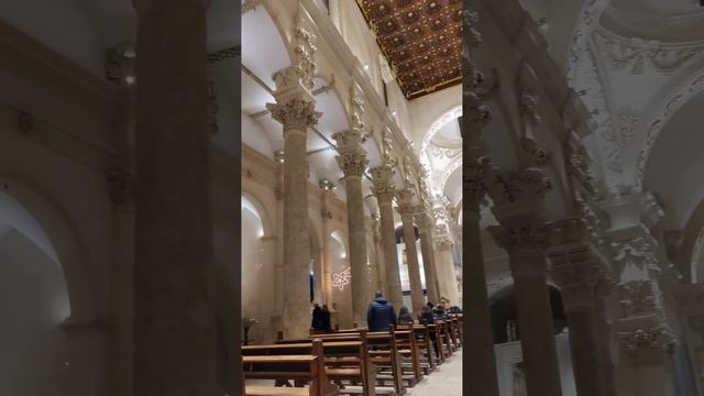 Dinanzi alla MERAVIGLIOSA BASILICA DI SANTA CROCE, LECCE