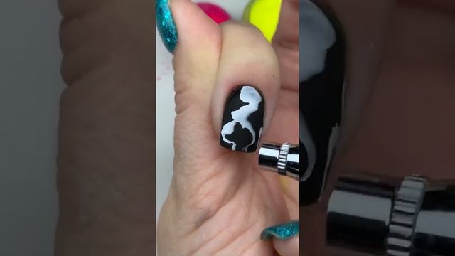 Неоновый маникюр яркими цветными пигментами #shorts #nails #nailart