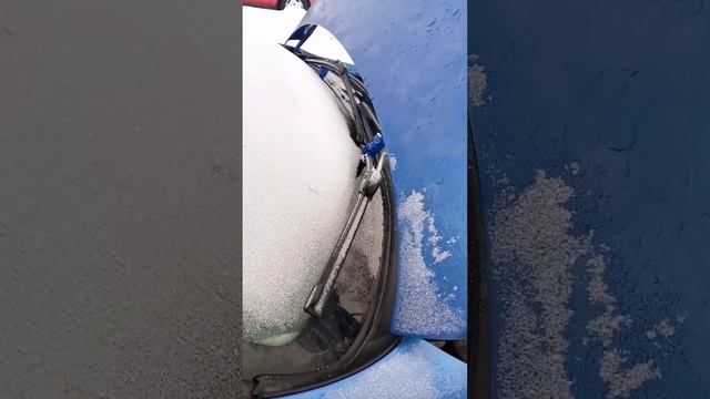 Капот не мешает приспособе для удержания дворников - смотрим при свете дня...! смотреть онлайн