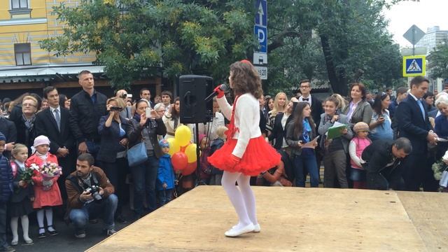 1 сентября. Школьная линейка. А я иду, шагаю по Москве. Ульяна Федоринина смотреть онлайн