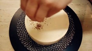 как украсить торт плиткой молочного шоколада ?
