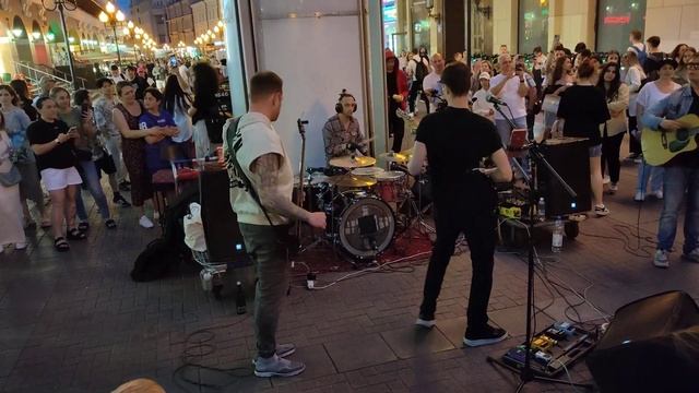 Звери - Районы, кварталы - песню исполнила на Арбате группа музыкантов #Moscow