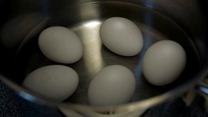 Варим яйцо желтком наизнанку