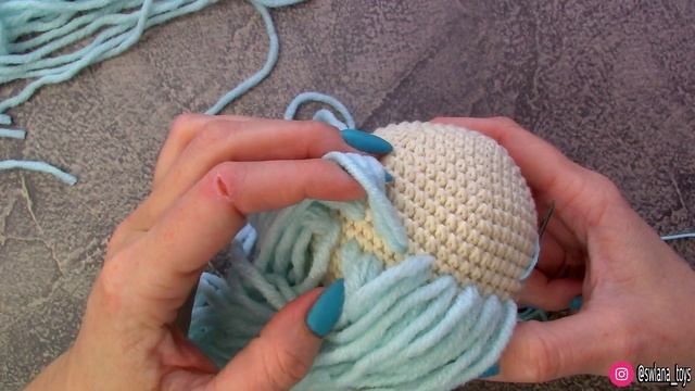 Кукла крючком. Вязание куклы игрушки. Крепление волос. Волосы из ниток. ЧАСТЬ 2/2 #Кукла смотреть онлайн