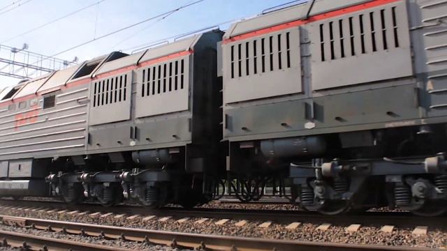 "Прибывает под белый сигнал светофора!" Тепловоз 2ТЭ25Км-0289 с грузовым поездом. смотреть онлайн