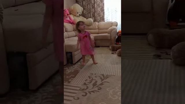 Sofia танцует под песенку Хабиб ягодка малинка;) смотреть онлайн