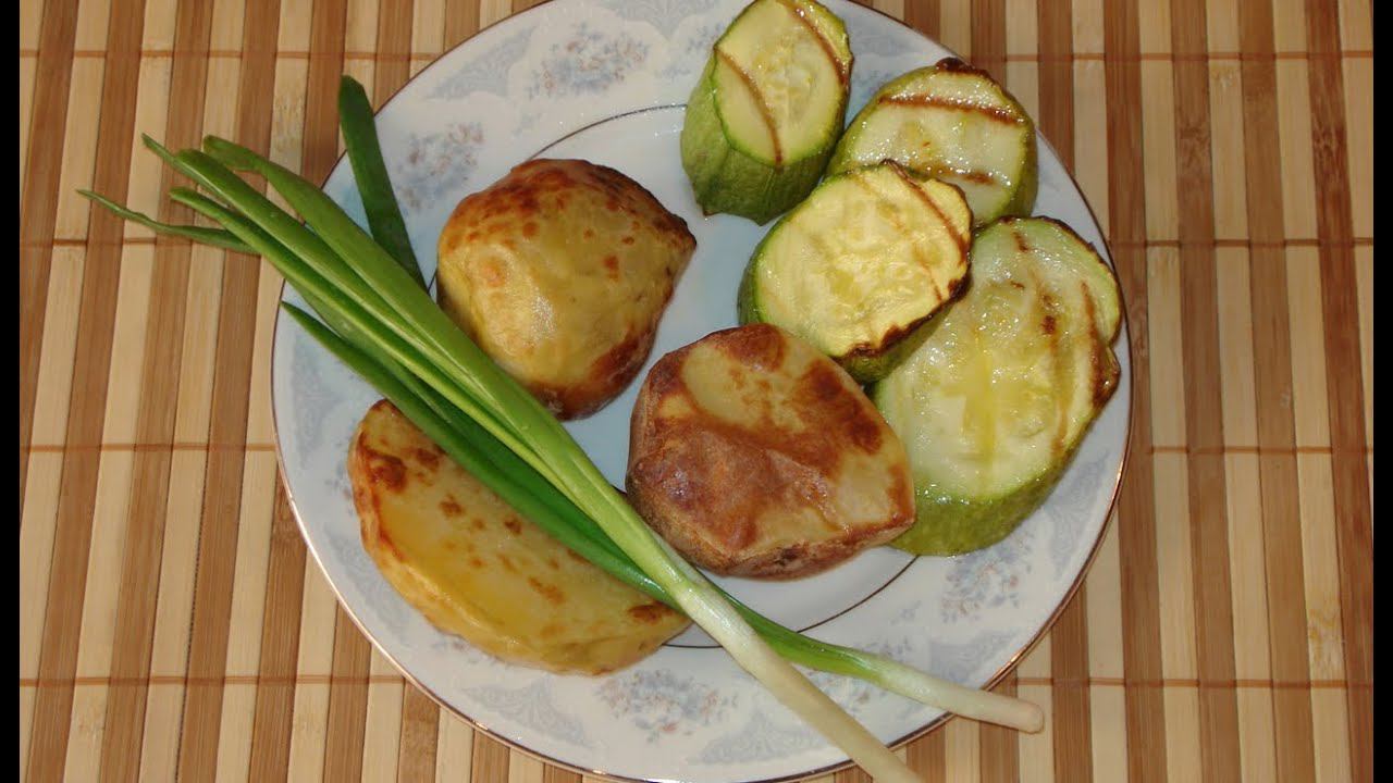 Запекаем кабачки и картофель.