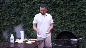 Десерт на гриле: пончики с ананасом и ликёром