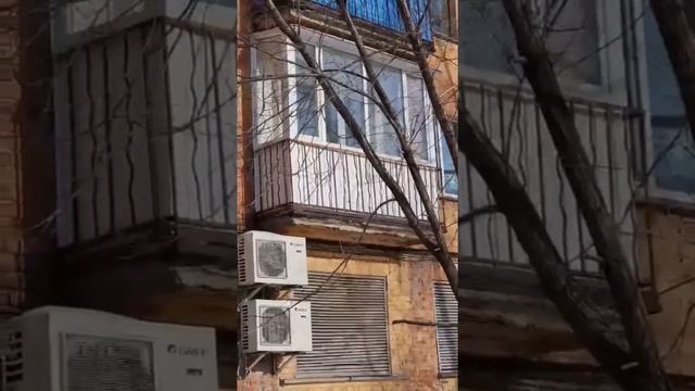 «Как правильно остеклить балкон и какая разница между остеклением пластиковым витражом и обычным?»