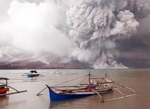 В Индонезии началась эвакуация после извержения вулкана Руанг / События на ТВЦ