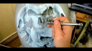 Аэрография на мотоцикле - черепа с узором