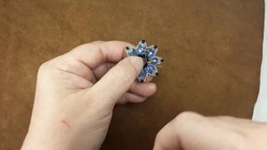 Брошь из бисера, бусин и биконусов. Мастер класс. Часть 4