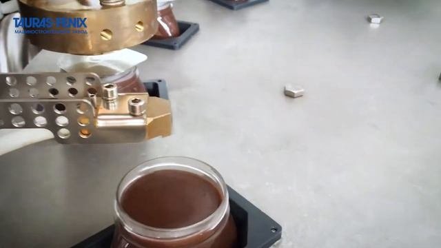Упаковочное оборудование. Фасовка шоколадной пасты в пластиковые банки на автомате ПАСТПАК Р2