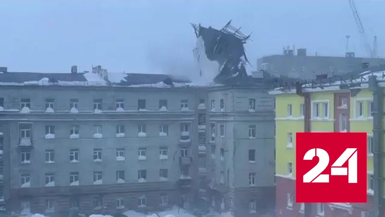 Сорванная ветром крыша едва не придавила девушку в Норильске - Россия 24