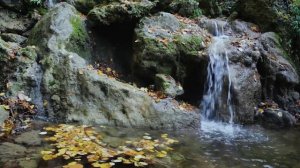 По горной тропе. Красные пещеры. Перевальное. Крым. Россия.