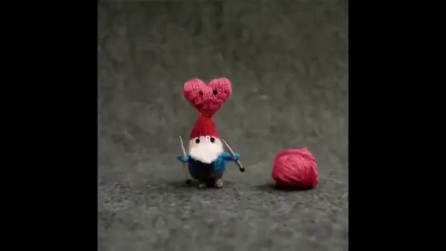 Гномик вяжет сердечки