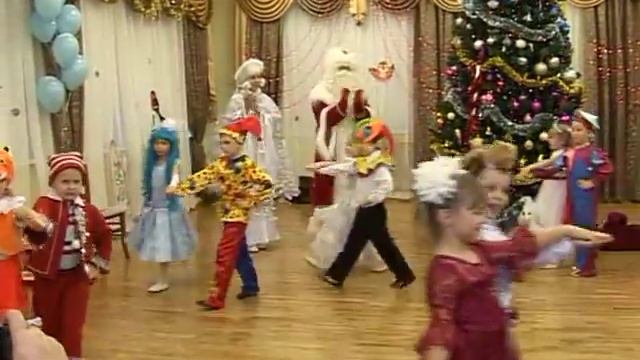 Новогодний парный танец "Елочки" (подготовительная группа) детский сад 15 "светлячок" смотреть онлайн