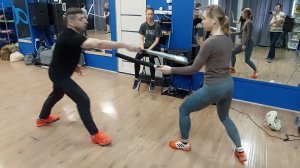 Урок фехтования катаной. Кендзюцу. Тренировочное упражнение на коротком мече: показ захват и удар