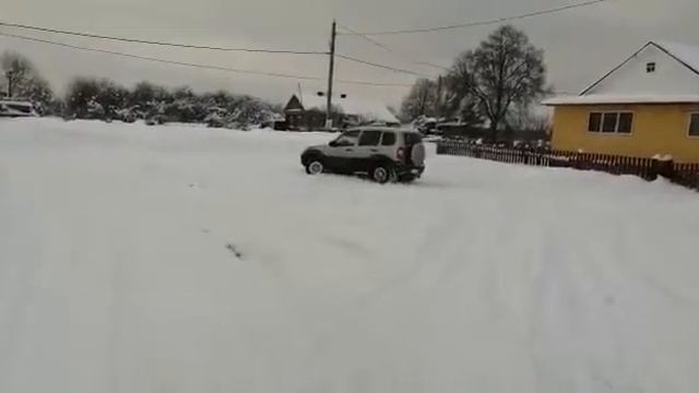 Учимся водить на шевроле нива.