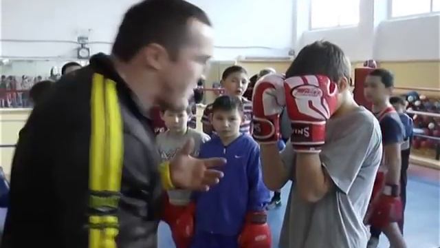 Денис Лебедев поделился секретами успеха с юными боксерами Экибастуза смотреть онлайн