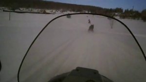 езда на снегоходе.