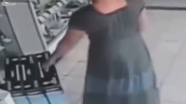 Цыганка ворует и  прячет у себя между ног телевизор!